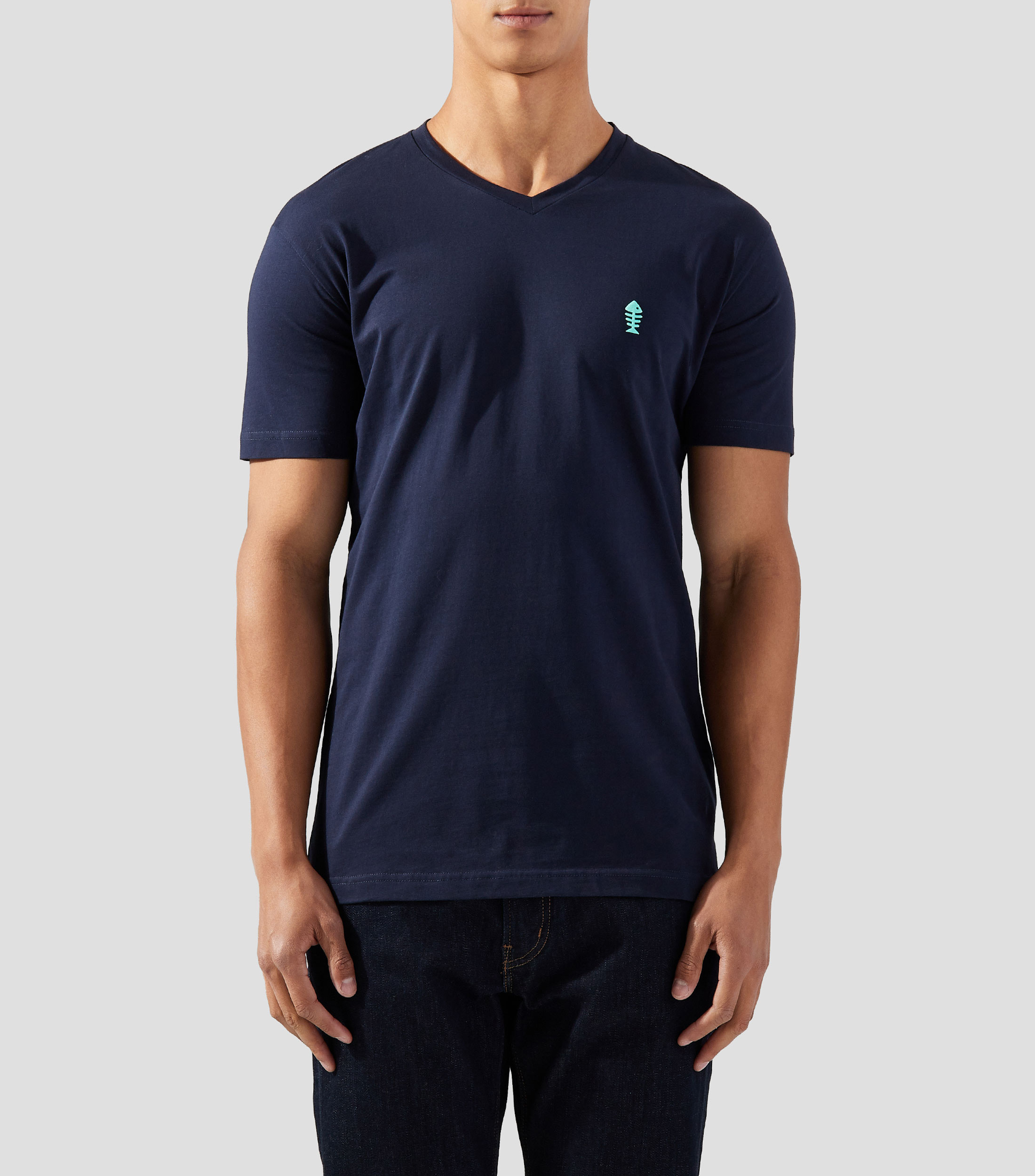 Playera cuello V manga corta con logo Hombre